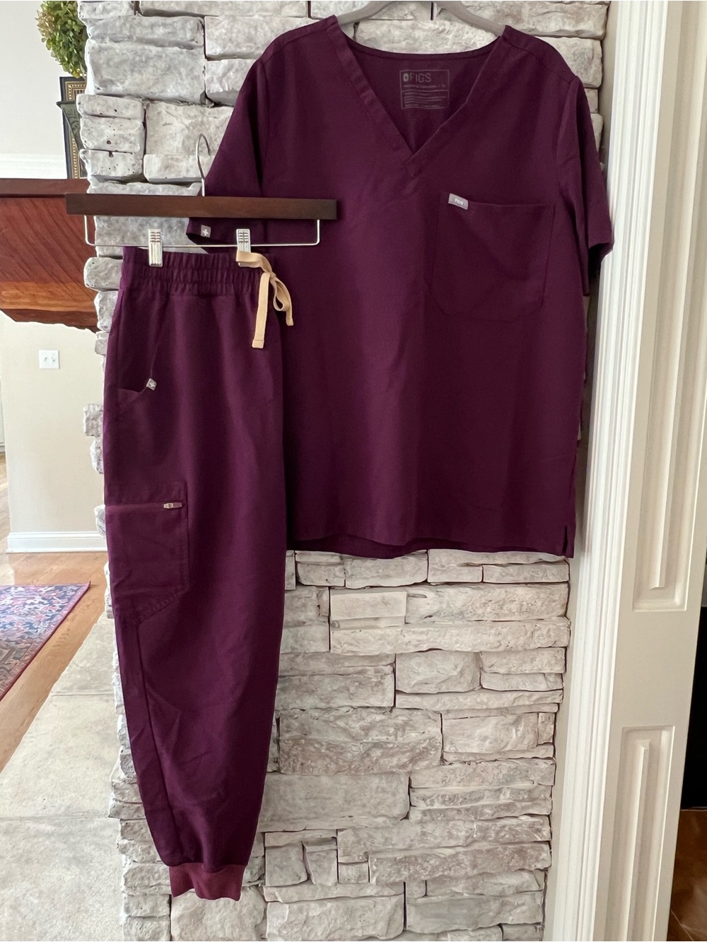 FIGS Technical Collection Top & Jogger Set in Plum XLP - Picture 5 of 11